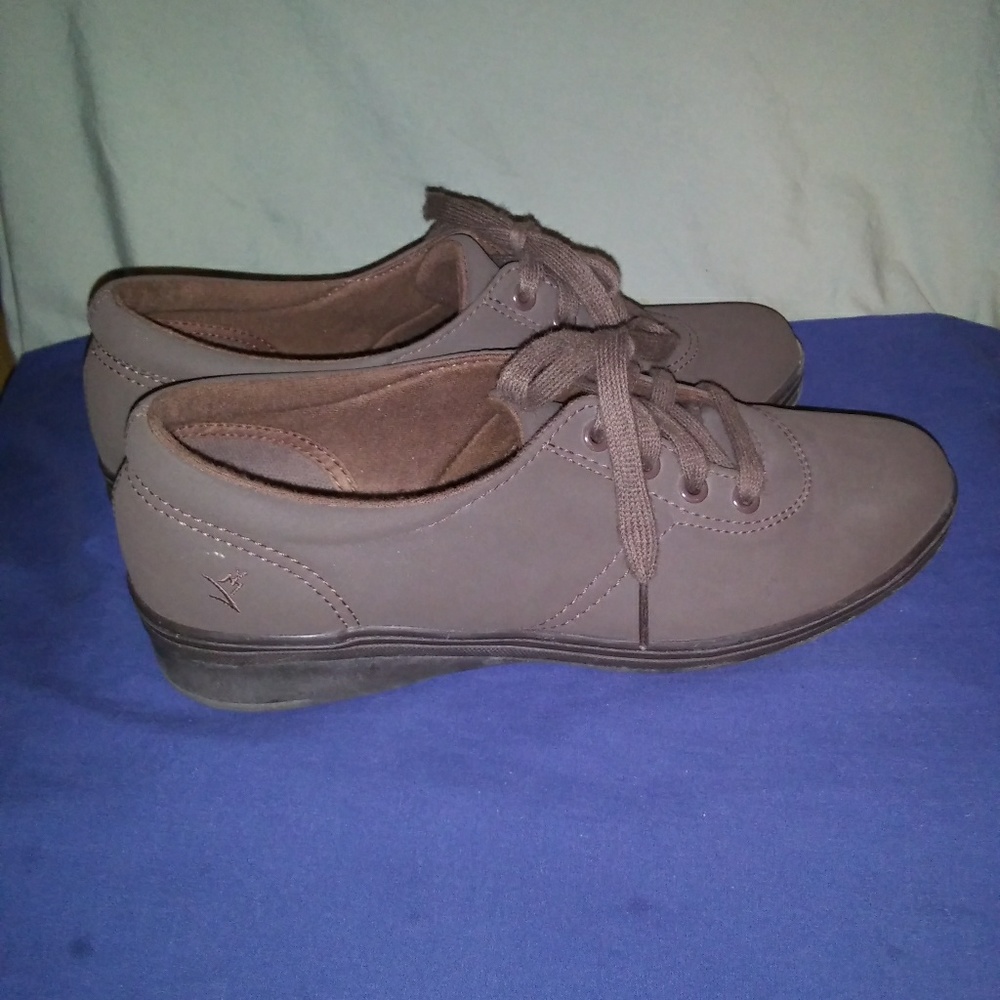 BRAND NEW. Grasshopper Women's Shoes. Brown.